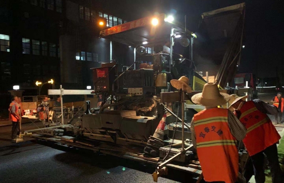 爭(zhēng)分奪秒，挑燈夜戰(zhàn)趕工期